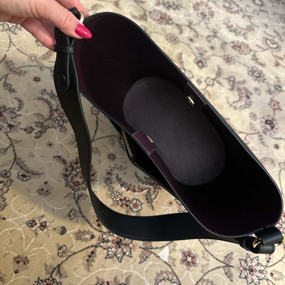 Elegant Black Leather Crossbody Bag - Picture 4 of 4
